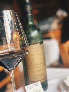 verre de vin sur table de restaurant, photo élégante pour communication visuelle