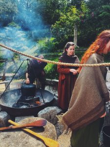 cuisson au feu de bois en extérieur, photographie d’ambiance culinaire