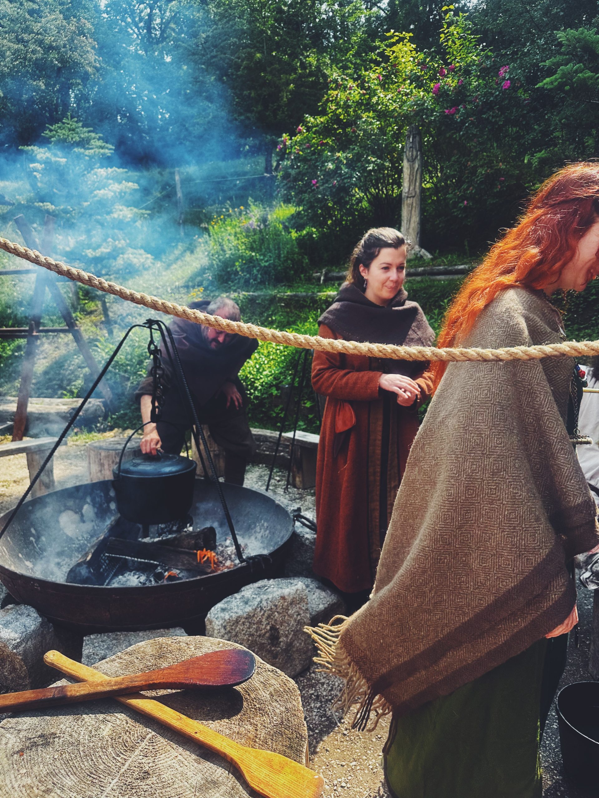 cuisson au feu de bois en extérieur, photographie d’ambiance culinaire