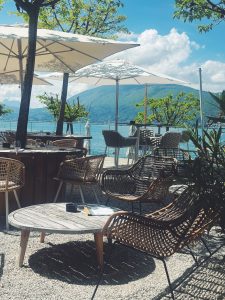 terrasse de restaurant avec vue montagne à Annecy, photo ambiance extérieure