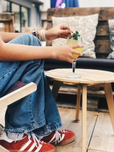 boisson fraîche sur table de terrasse, photo lifestyle restaurant Annecy