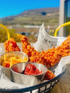 photographie culinaire – plat croustillant doré avec sauce, photo réalisée pour communication restaurant par Evokha Studio Annecy