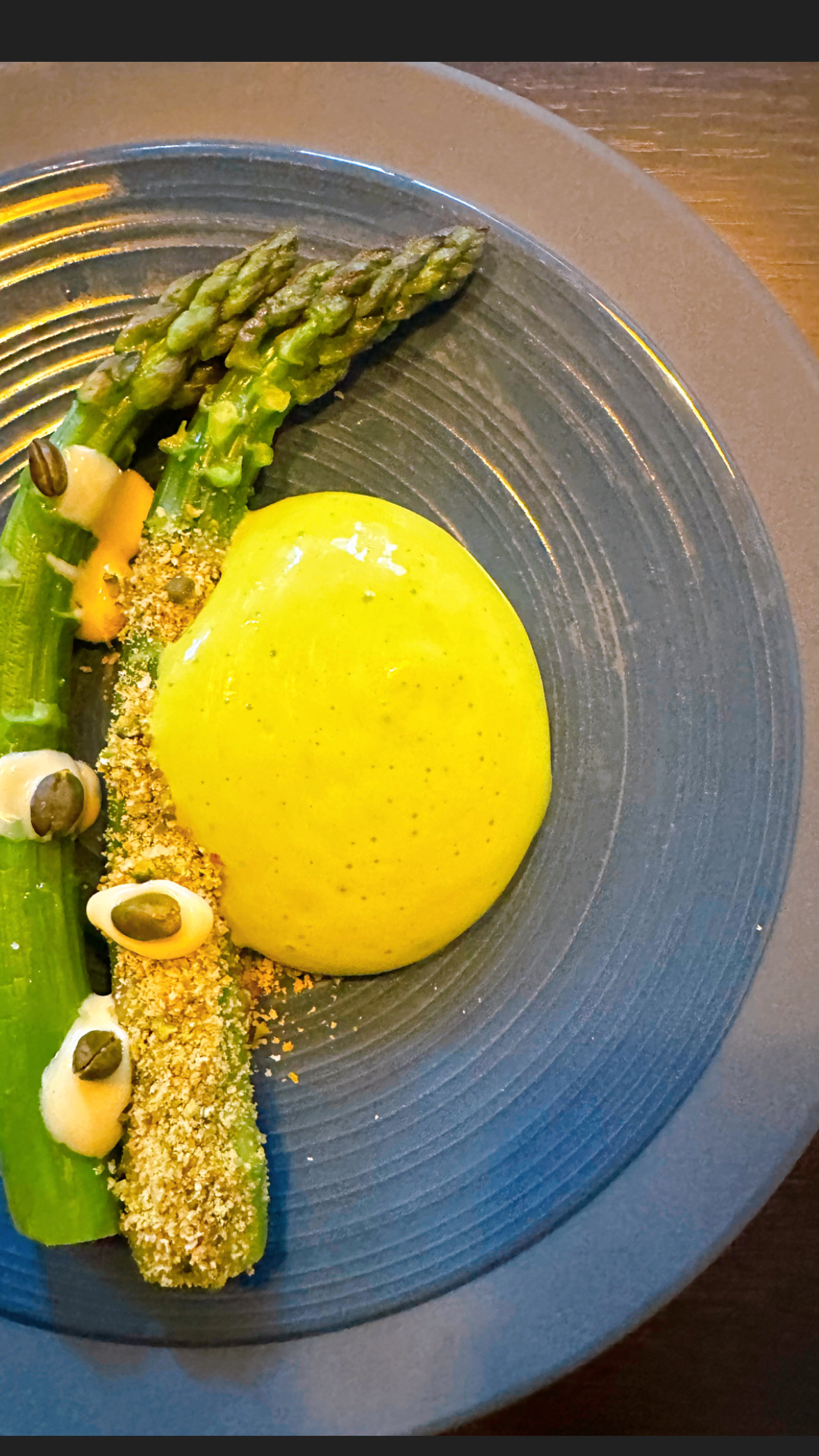 photo de plat gastronomique jaune vibrant sur fond bleu, visuel de restaurant pour communication Evokha Studio