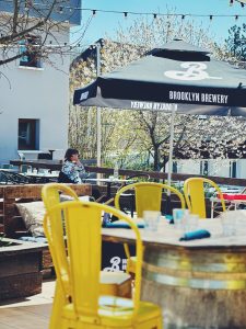 terrasse lumineuse avec mobilier jaune d’un restaurant moderne