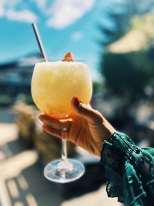 Photo de cocktail coloré en terrasse – photographie de contenu pour réseaux sociaux par Evokha Studio