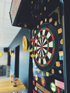 ambiance détente avec jeu de fléchettes