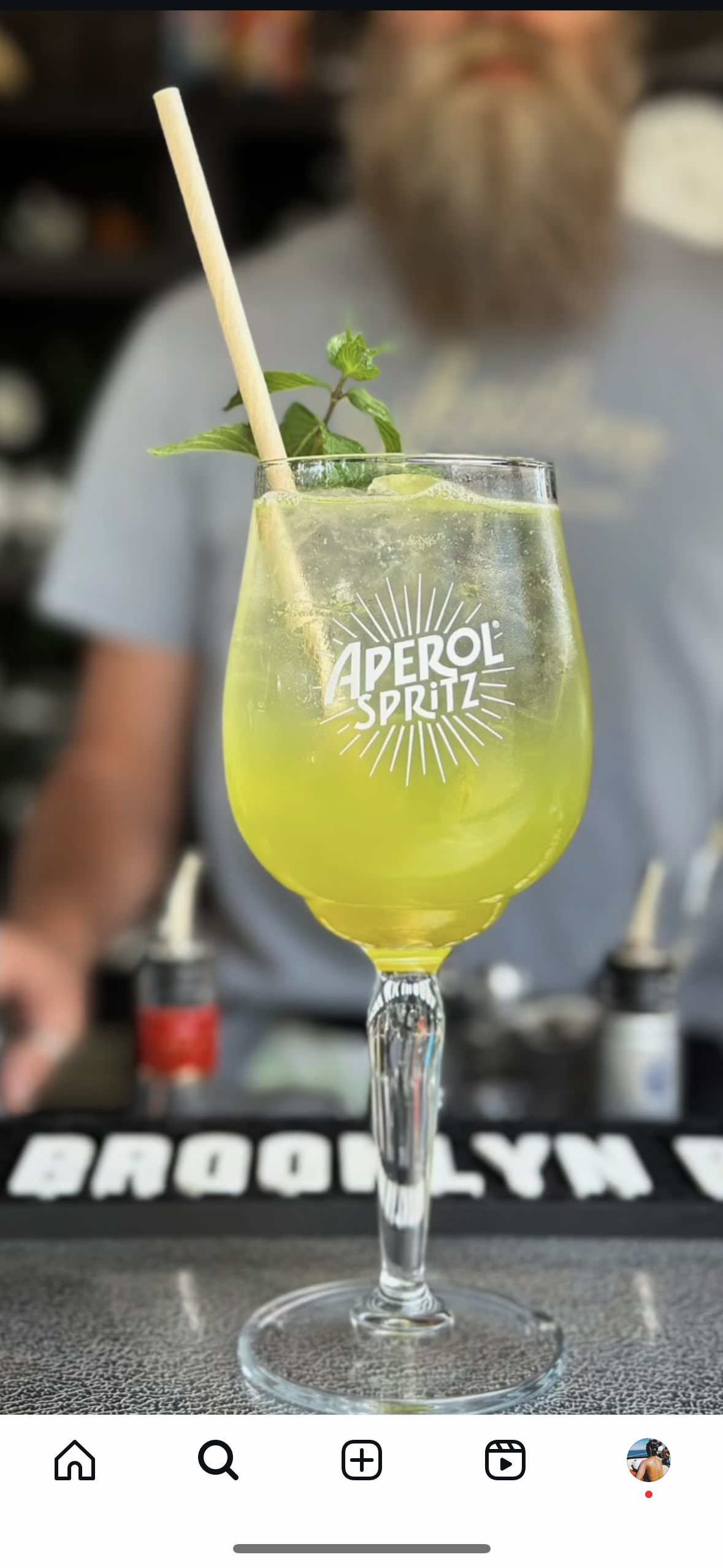 cocktail jaune Apérol Spritz sur un comptoir de bar moderne
