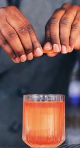 cocktail rouge servi au bar du restaurant pendant un événement
